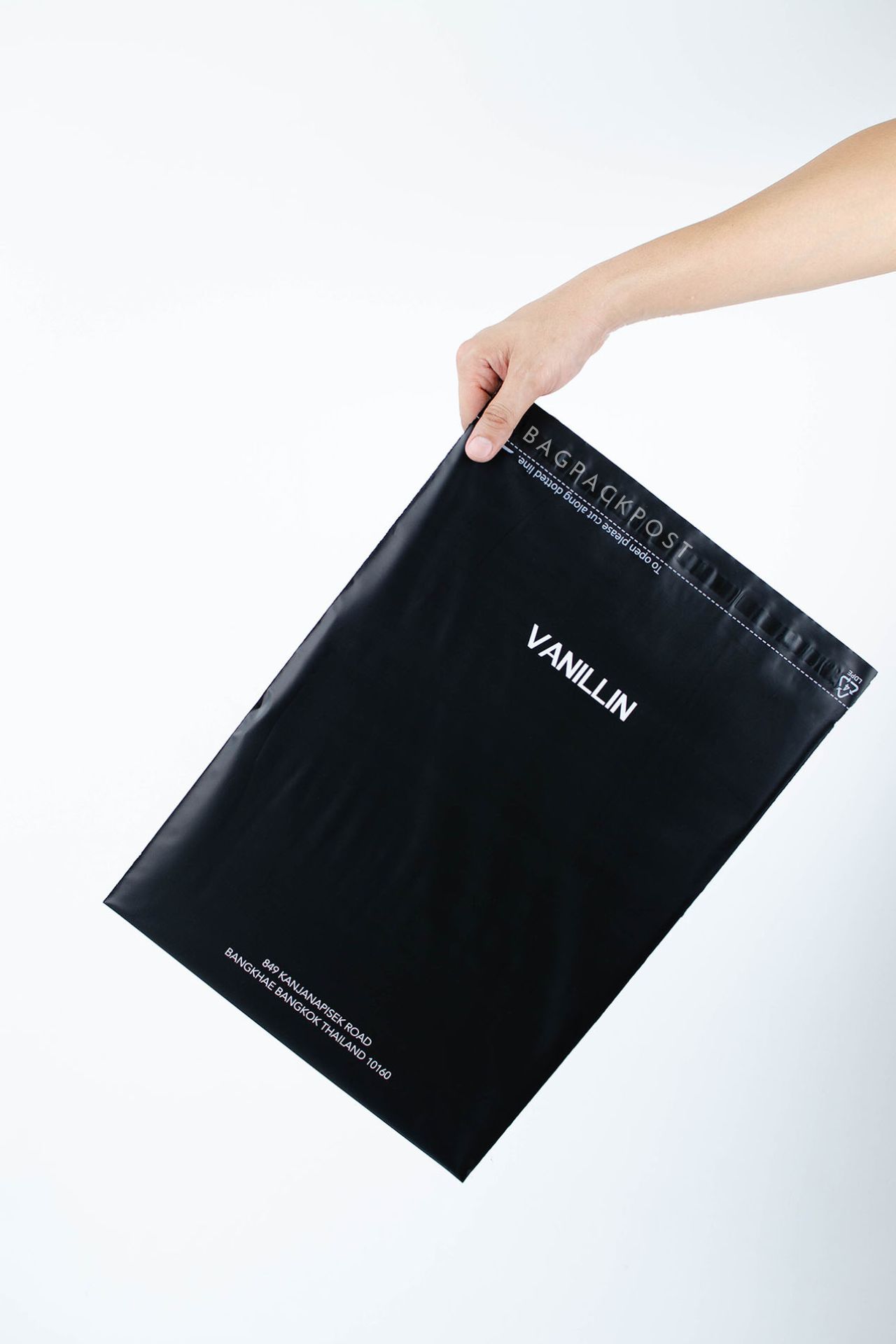 ผลิตถุงไปรษณีย์ ถุงพัสดุ ถุงพัสดุพิมพ์แบรนด์ ซองไปรษณีย์พิมพ์ลาย Vanillin Studio ซองไปรษณีย์สีดำ ถุงไปรษณีย์พิมพ์ลาย 5 BagPackPost