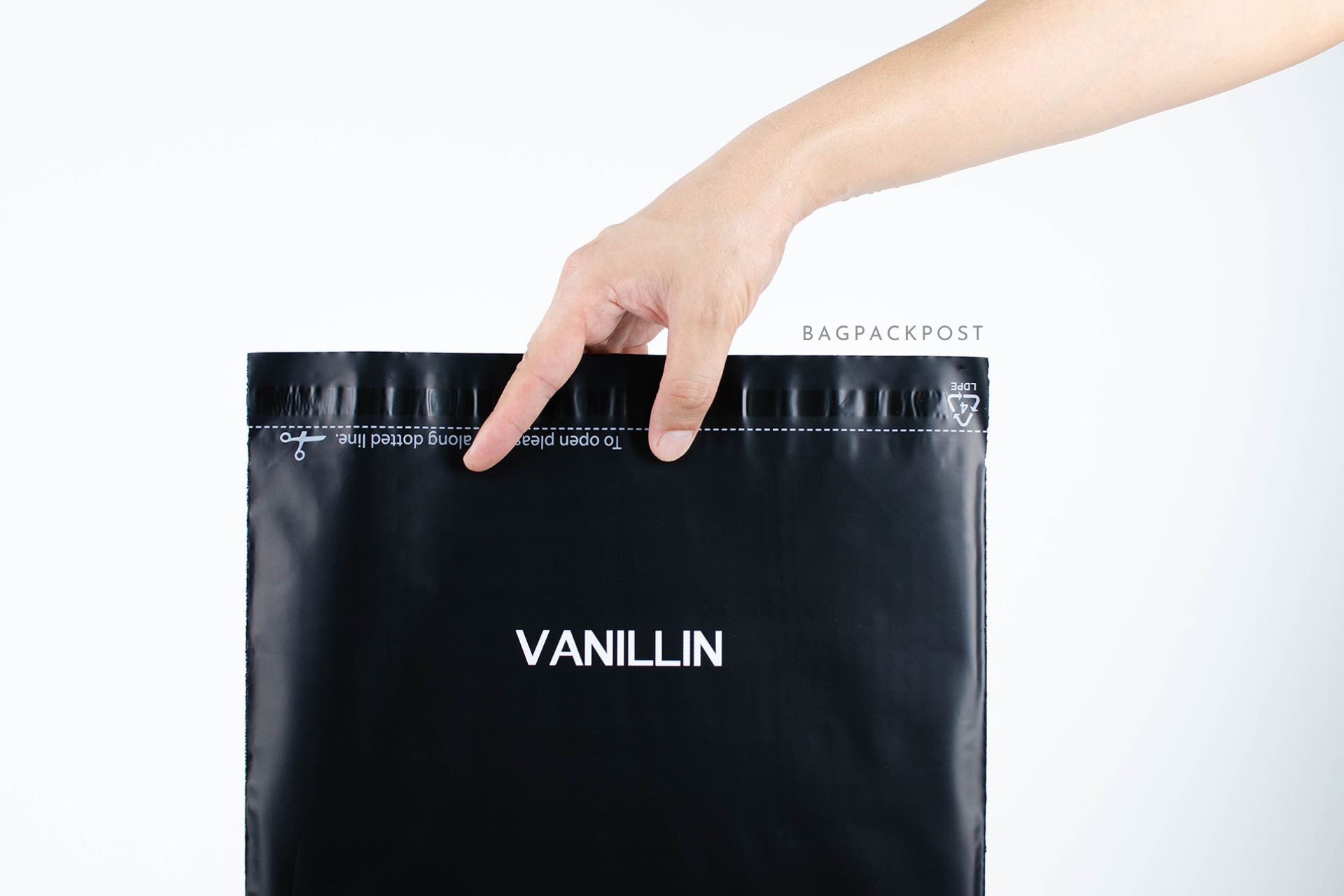 ผลิตถุงไปรษณีย์ ถุงพัสดุ ถุงพัสดุพิมพ์แบรนด์ ซองไปรษณีย์พิมพ์ลาย Vanillin Studio ซองไปรษณีย์สีดำ ถุงไปรษณีย์พิมพ์ลาย 1 BagPackPost