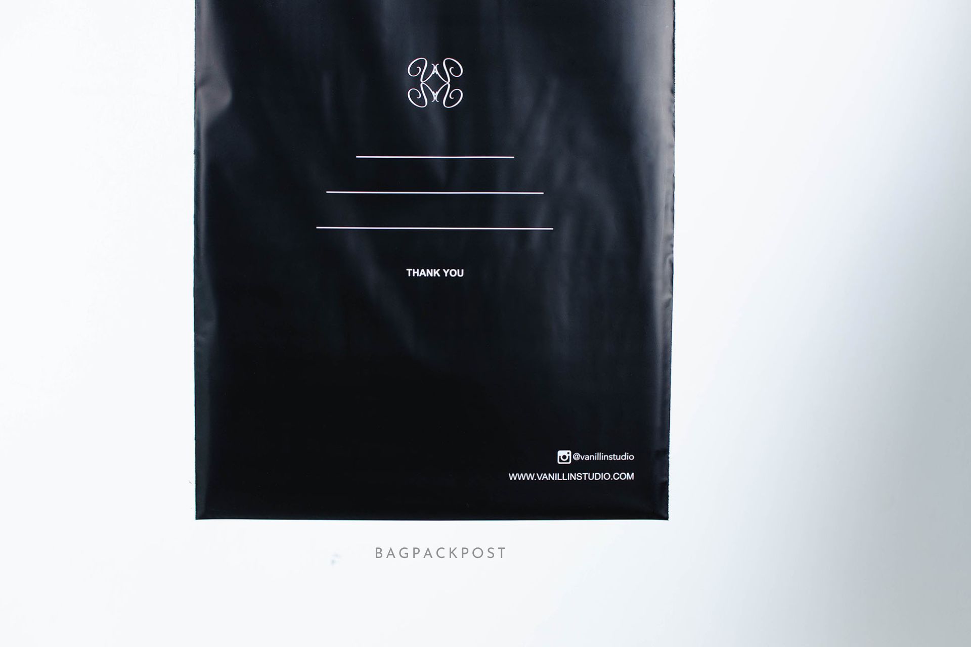ผลิตถุงไปรษณีย์ ถุงพัสดุ ถุงพัสดุพิมพ์แบรนด์ ซองไปรษณีย์พิมพ์ลาย Vanillin Studio ซองไปรษณีย์สีดำ ถุงไปรษณีย์พิมพ์ลาย 3 BagPackPost