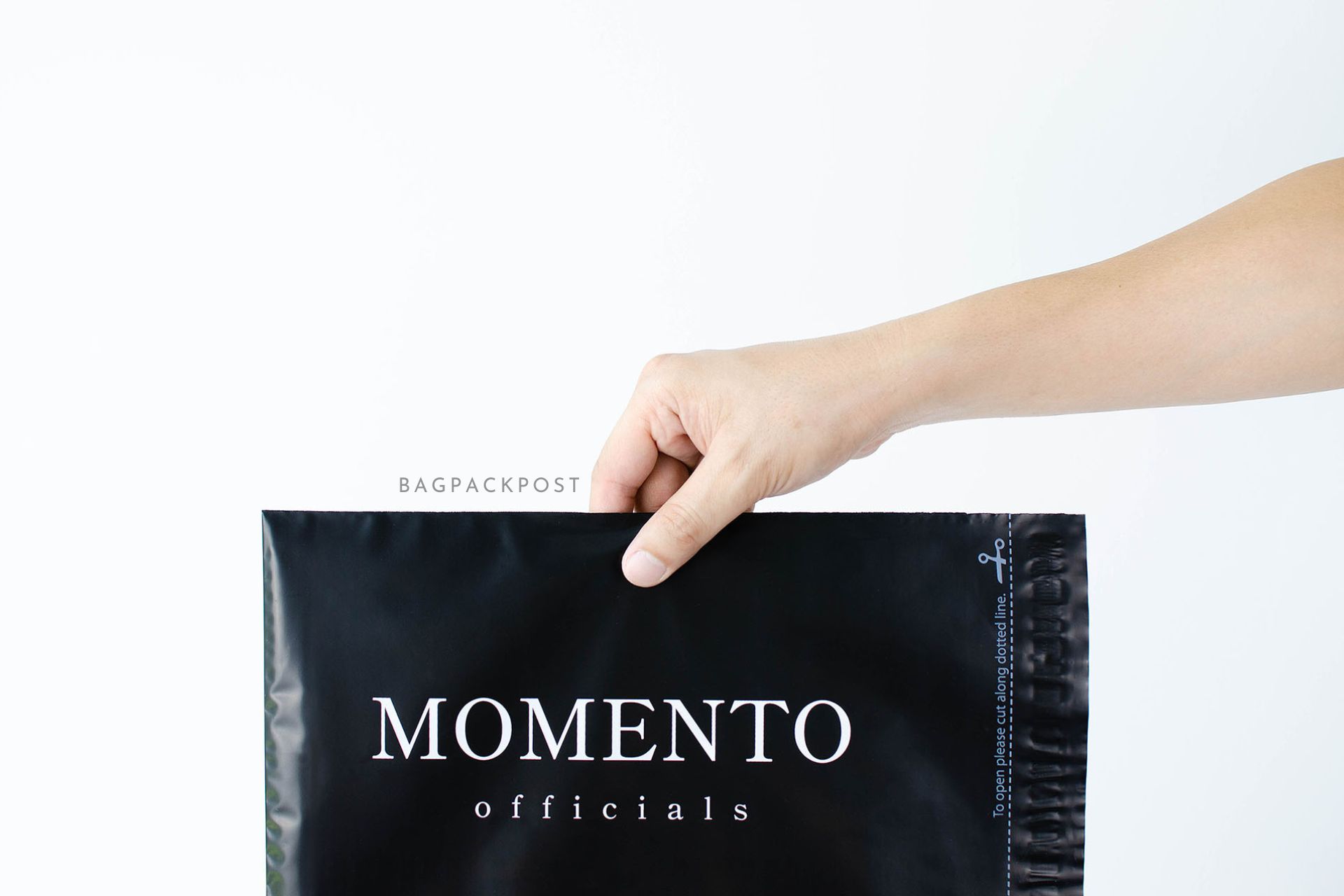 ผลิตถุงไปรษณีย์ ซองไปรษณีย์พิมพ์ลาย แบรนด์ Momento ซองไปรษณีย์สีดำ ถุงไปรษณีย์พิมพ์ลาย 3 BagPackPost